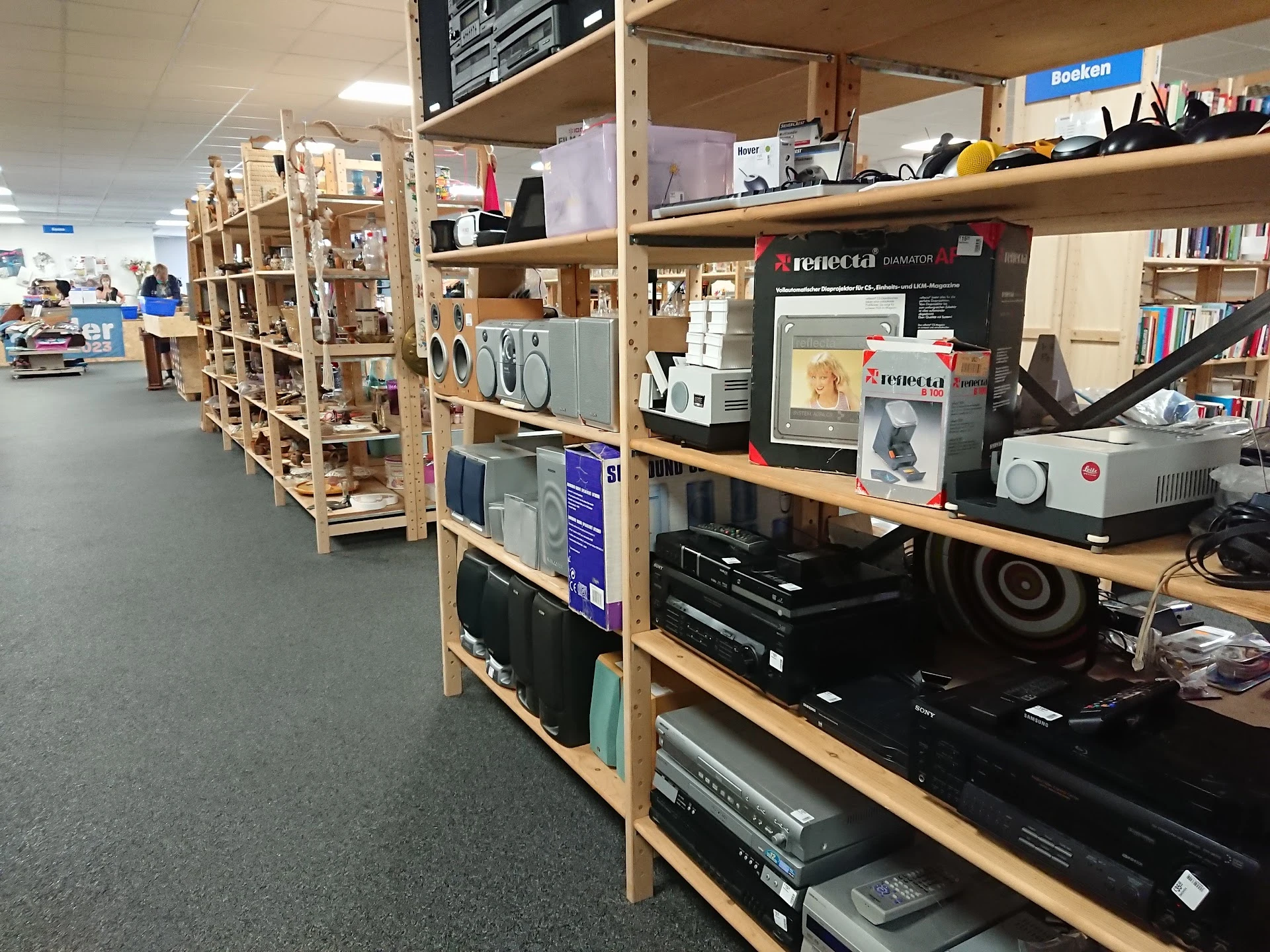 Zolder023 in IJmuiden met tweedehands meubels en kleding