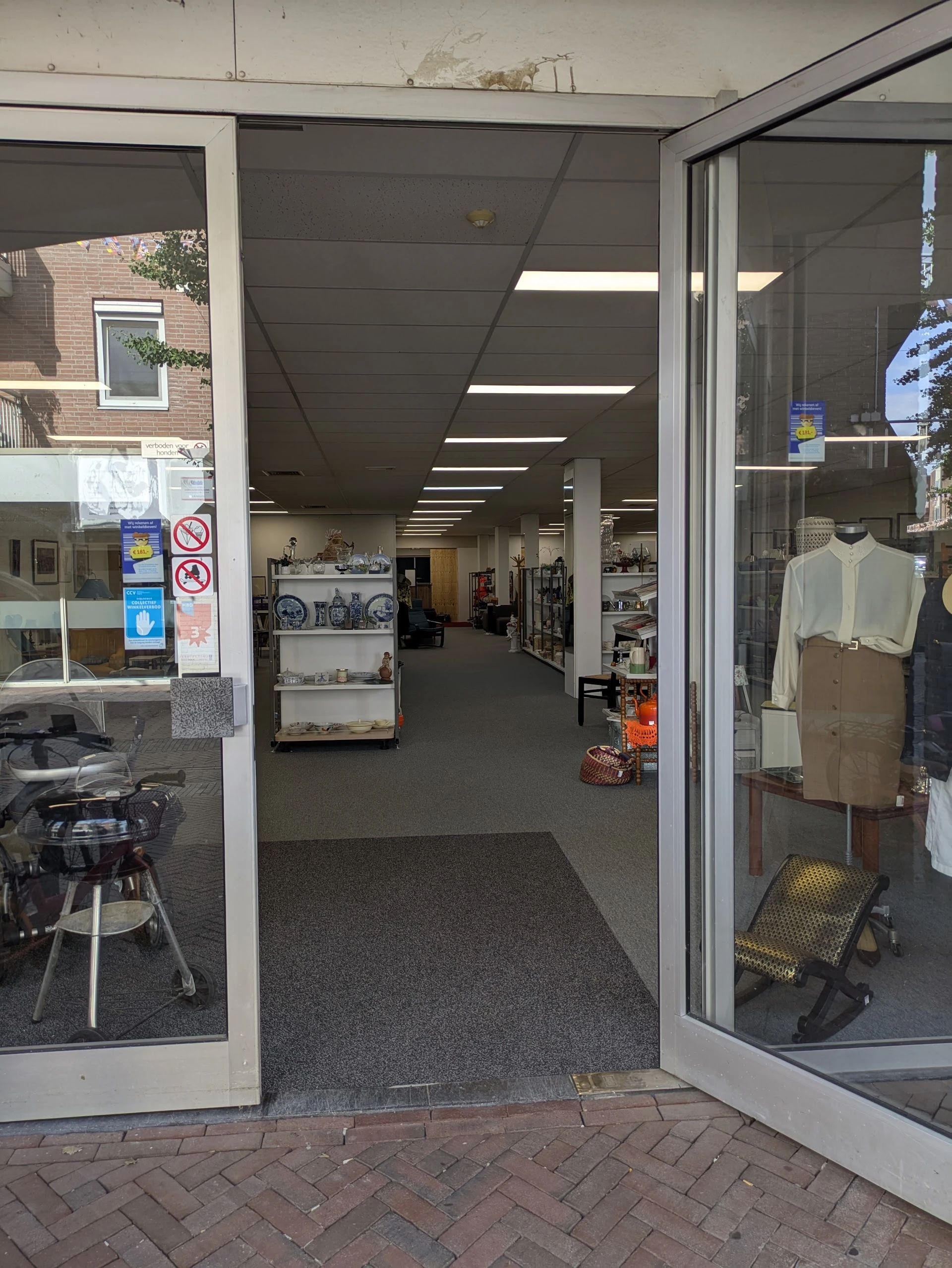 Zorgkringloop Van Waarde in Enschede met tweedehands meubels en kleding