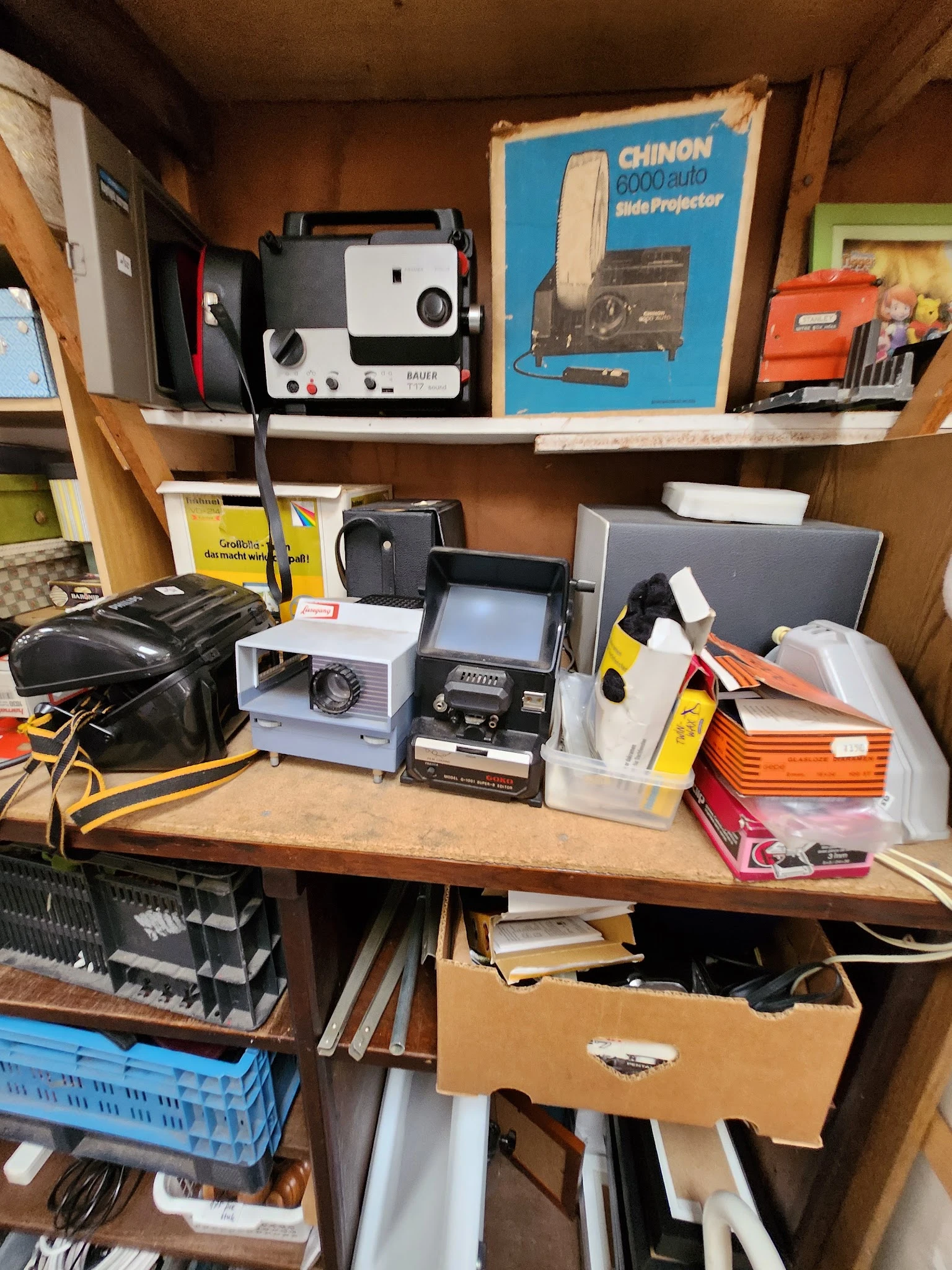 Tafel vol met elektronische apparaten en accessoires: speakers, devices en kabels