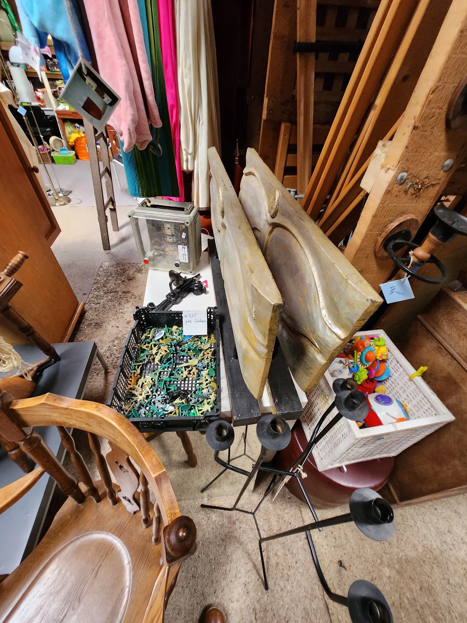 Winkelvloer met diverse spullen, meubels en artikelen in een kringloopwinkel