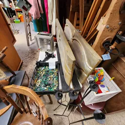 Winkelvloer met diverse spullen, meubels en artikelen in een kringloopwinkel
