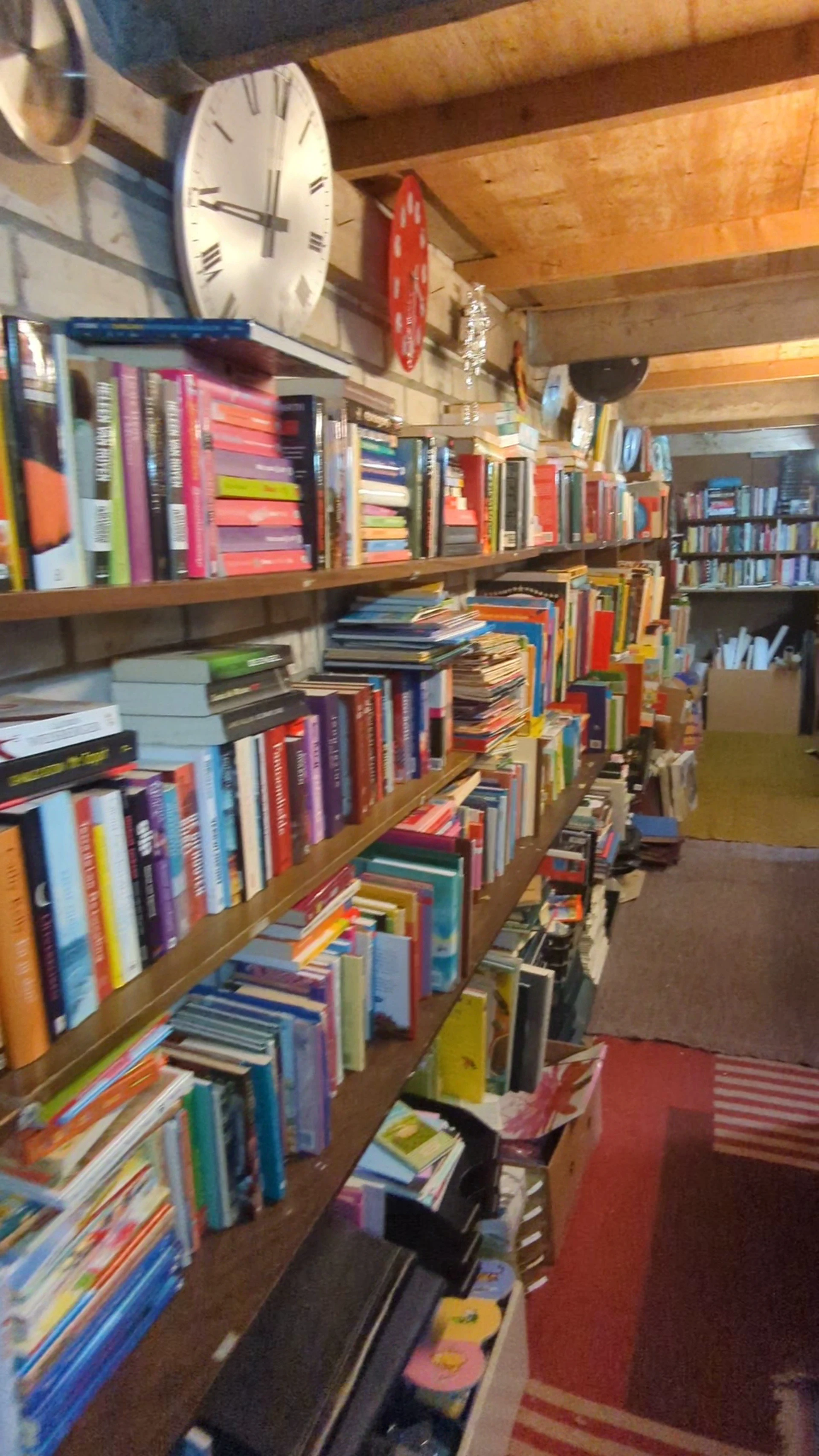 Kringloopwinkel Zusseschuur in Zeeland met tweedehands boeken, huishoudelijke apparaten en kleding