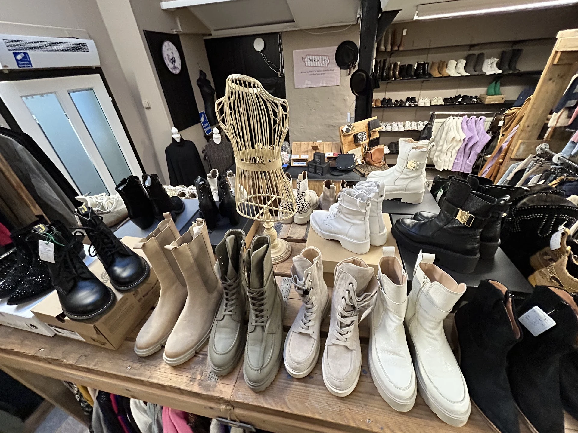 Kringloopwinkel Kringloopwinkel ZusZus & Zo in Genderen